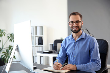 Obraz premium Young businessman working in office