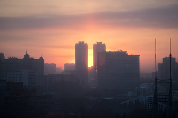 Fototapeta na wymiar dawn in the city in smog