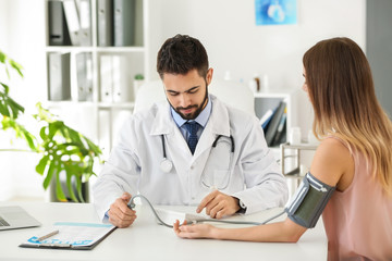 Obraz premium Male doctor working with female patient in clinic