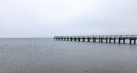 Fototapeta na wymiar Seebrücke im Nebel
