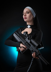 Naklejka premium a nun with a weapon in the name of faith