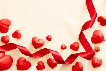 赤いハートと赤いリボンの愛情のイメージ