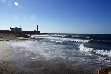Playa y faro de Rabat, en Marruecos.