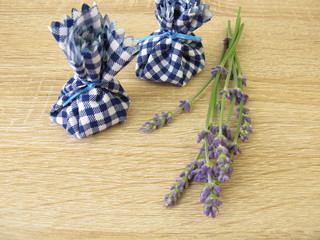 Lavendelsäckchen und Lavendel