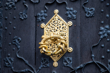 Alter goldener Türgriff mit Beschlag in der Altstadt von Frankfurt