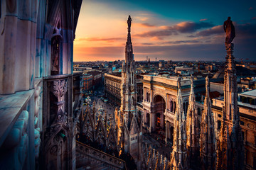 Fototapeta premium piękny widok na zachód słońca z dachu katedry Duomo w Mediolanie - włoski cel podróży - europejska wycieczka