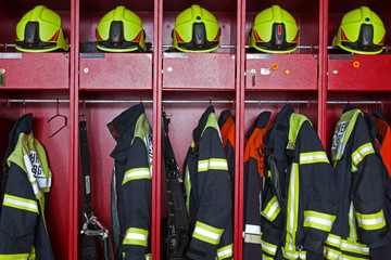 Bekleidungsspind  in einem Feuerwehrhaus - 242809262