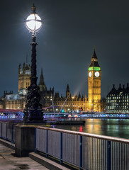 Blick auf den Big Ben in Westminster am Abend in London