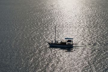 Naklejka premium Boat and Sunset Background