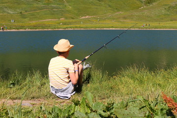 Pêche à la ligne, lac de montagne, Auvergne Rhône Alpes France