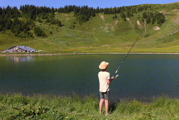 Pêche à la ligne, lac de montagne, Auvergne Rhône Alpes France