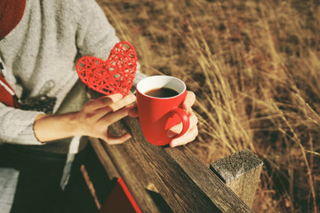 One people holding a cup of coffee or soluble cereals