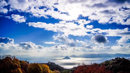 日本、岡山県、瀬戸内海、朝の大槌島とニコニコ岩と多島美、瀬戸大橋付近、倉敷市、玉野市