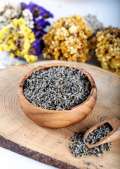 Obraz na płótnie Canvas Dried lavender flowers in wooden bowl on white background
