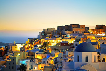 Obraz premium Beautiful sunset on the quaint town of Oia, Santorini