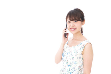 スマホを使う若い女性