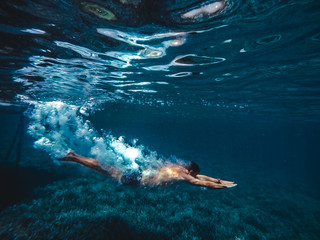 Fototapeta na wymiar man dive underwater