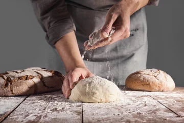 Foto auf Acrylglas Brot Koch macht frischen Teig zum Backen