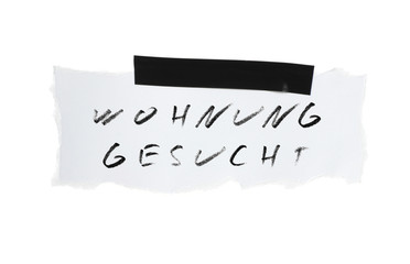 Zettel mit Aufschrift Wohnung gesucht