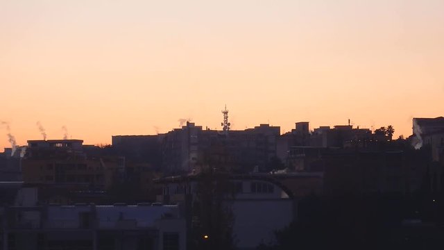 Time lapse di fumi da riscaldamento condominiale all'alba