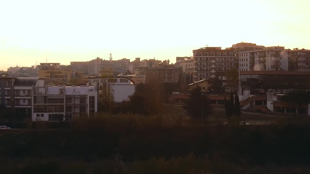 Time lapse di fumi sulla citt&agrave; all'alba