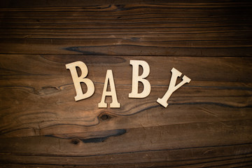 BABYと書かれた木製の小物
