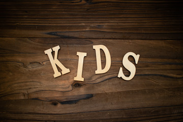 KIDSと書かれた木製の小物