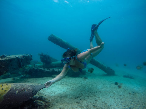 girl freediving to fallen collum