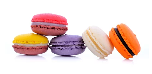 Fotobehang Macarons Zoete en kleurrijke Franse macaron op witte achtergrond