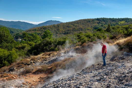 Italy, Tuscany, Colline Metallifere, Val di Cecina, Sasso Pisano, Valle delle Diavolo, hiker looking at geothermal field