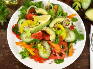 Gemischter Salat mit Avocado und Sonnenblumenkerne