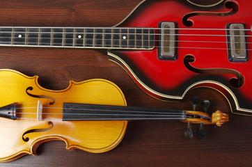 Fototapeta na wymiar Guitar and violin on a wooden table