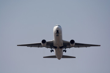 離陸するジェット旅客機