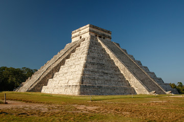 Fototapeta na wymiar The most famous mexican pyramid from Mayan culture