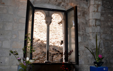 Fototapeta na wymiar Window to the cloister in Gerona