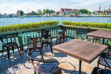 Outdoor restaurant with temple of dawn view point riverside