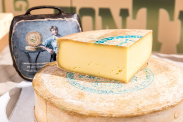 Fetta di Fontina sopra forma