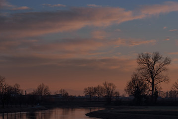 Obraz premium tramonto sul canale d'acqua