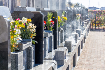 お墓にお供えされた綺麗な花