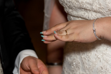 mani degli sposi con anelli nuziali durante la cerimonia del matrimonio