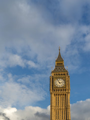 Fototapeta na wymiar big ben clock tower against a bloue sky and cloud background, london