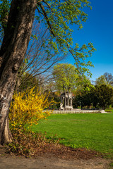 Der Frühling verzaubert den denkmalgeschützten Berliner von-der-Schulenburg-Park mit seinem Märchenbrunnen