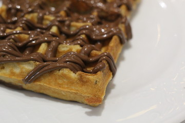 comiendo gofre de chocolate