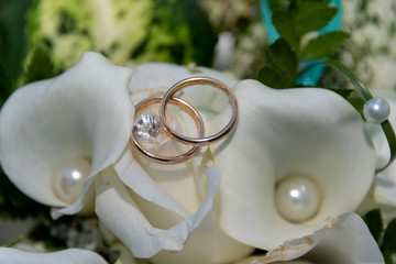 Buoquet floreale con fedi di matrimonio