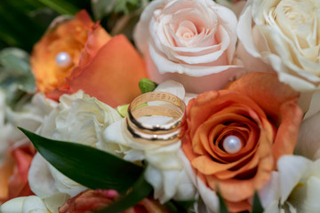 Buoquet floreale con fedi di matrimonio