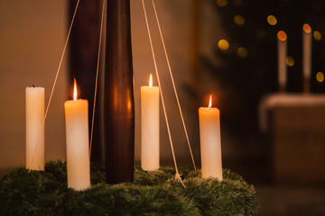 Adventskranz h&auml;ngt im Altarraum einer Kirche