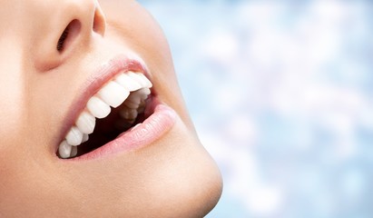 Obraz premium Beautiful wide smile of young woman
