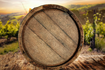 beczka  drewniana jako stół z wolnym miejscem na produkt reklamowy bohater na tle pejzażu   