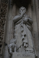Fototapeta na wymiar statue de saint marc rouen