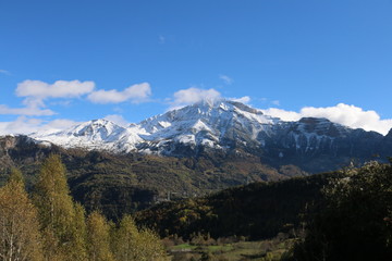 Espectaculares montañas nevadas en Piedrafita